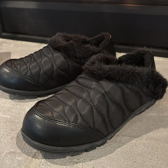 BEARPAW Elaine Wool blend lined sheepskin  footbed quilted,rubber sole slippers - Picture 4 of 10